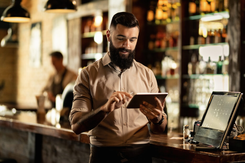 person managing reservations on a restaurant management software